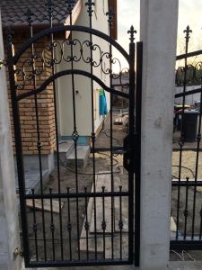 Kovácsoltvas bejárati kapu&nbsp;